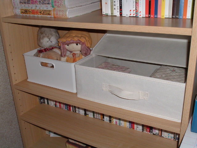 コットンケースのふたを半分開ける