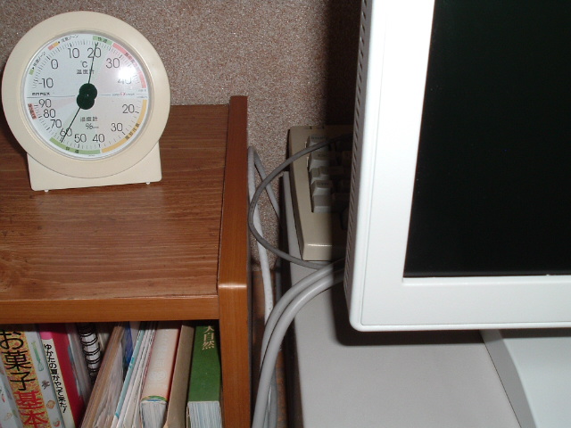95パソコンにつながっているコード類