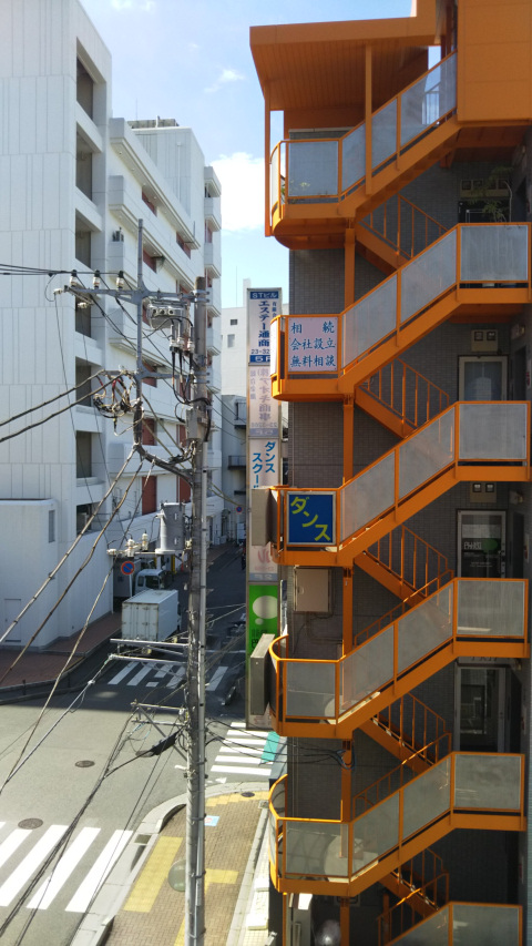 �N���j�b�N�̃r���̉�