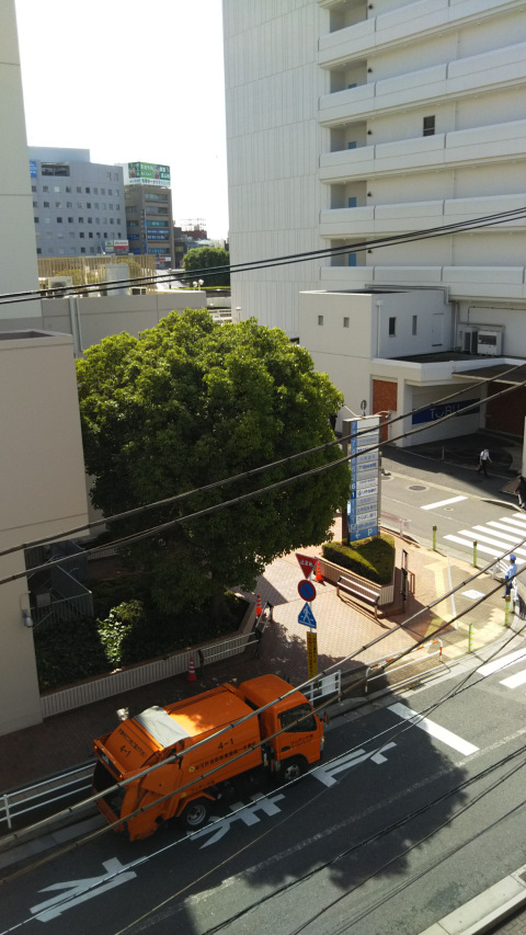 �N���j�b�N�̃r���̑O��