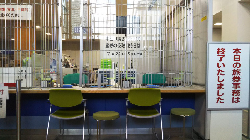 ���Ԃɕ����Č���������ꂽ�Ɩ��t���A