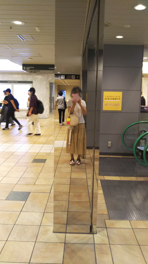 �e�B�A�[�h�X�J�[�g�ƃT���_��