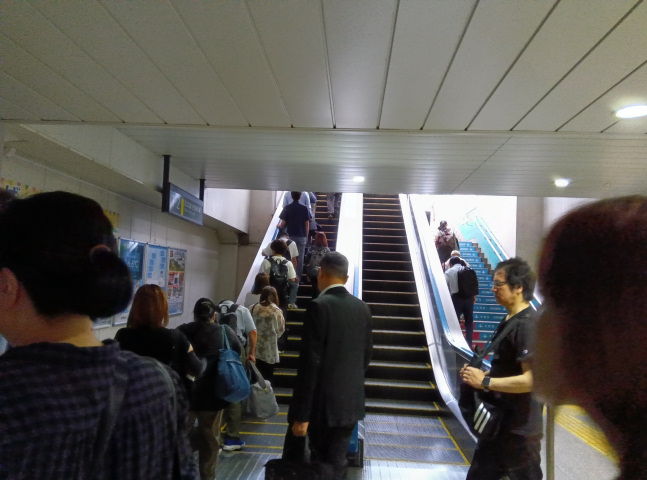 �E�󂯃G�X�J���[�^�[1