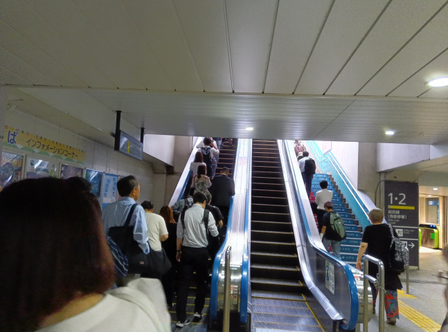 �E�󂯃G�X�J���[�^�[2