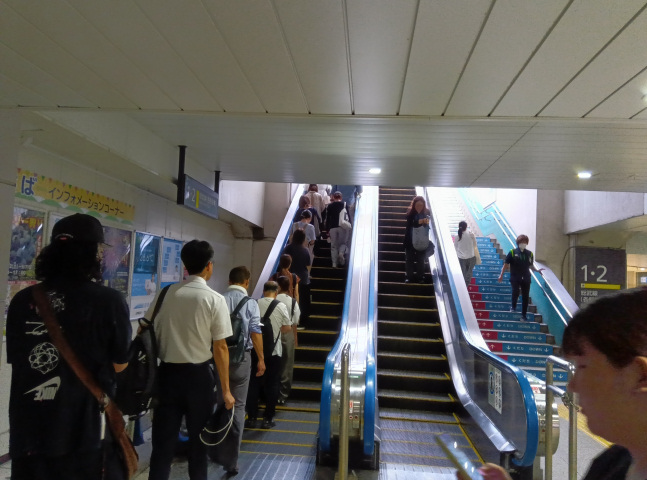 �E�󂯃G�X�J���[�^�[3