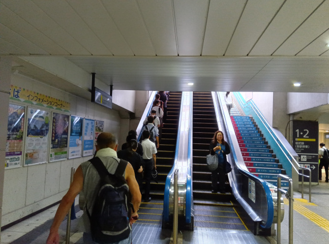 �E�󂯃G�X�J���[�^�[4