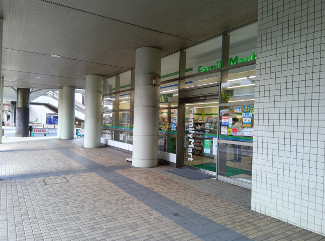 �t�@�~���[�}�[�g�v���E�h�^���[�D���X