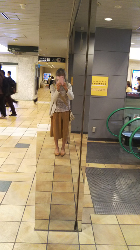 �x�[�W���̃X�J�[�g�ƃp���v�X