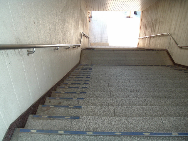 東船橋駅南口の東側の階段