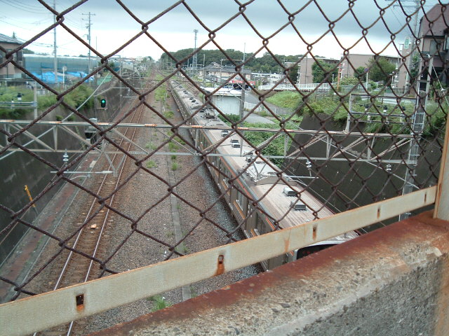 跨線橋から見た武蔵野線の電車1