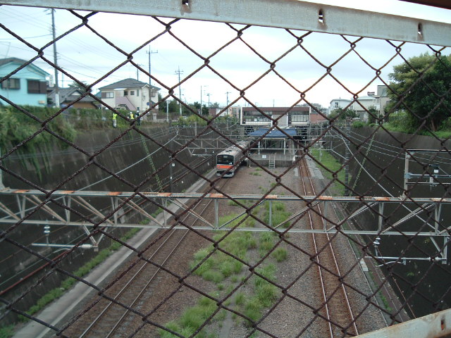 跨線橋から見た武蔵野線の電車2