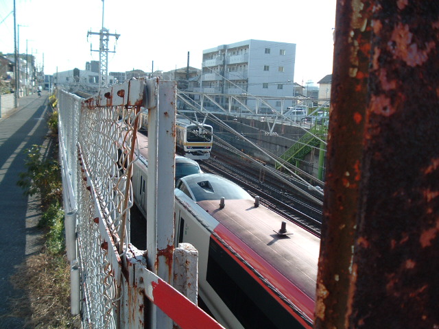 下り成田エクスプレスと上り普通電車