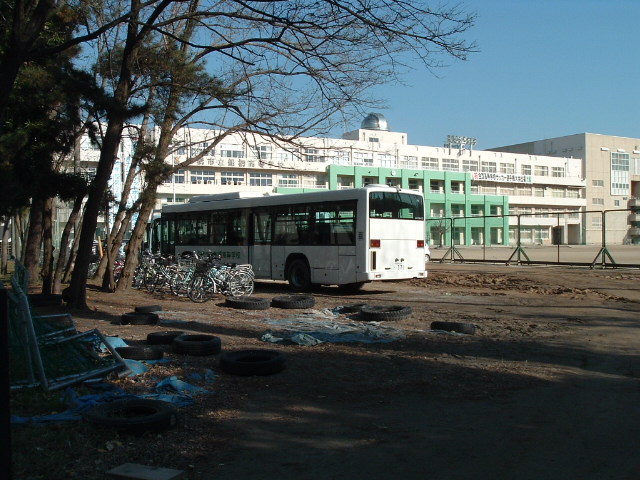 市立船橋高校の校舎とグラウンドとバス