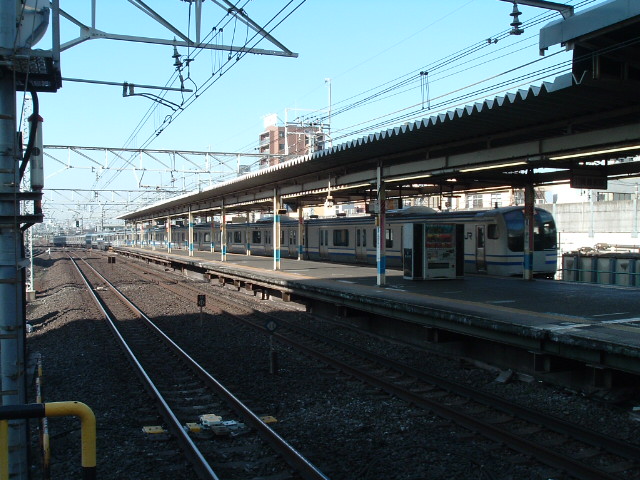 船橋駅に到着する下り快速電車