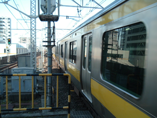 船橋駅に到着する下り普通電車