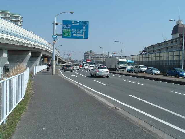 高架道路が成田街道と合流