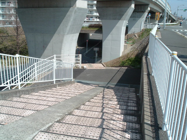 成田街道の下に降りる階段