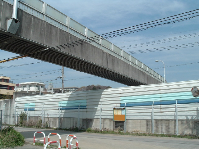 東葉高速線を横切る歩道橋