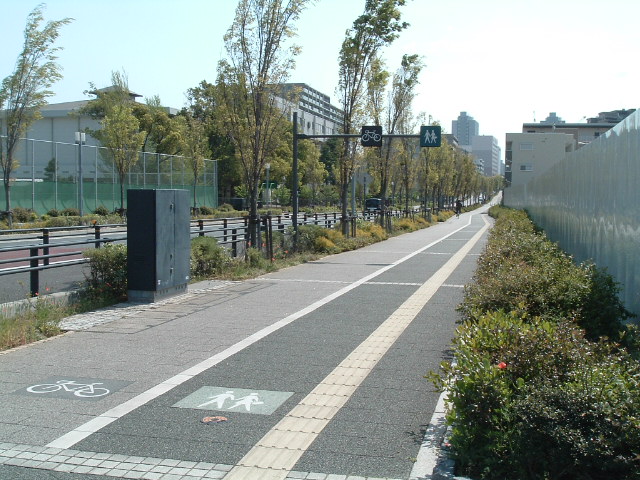 津田沼方面への道（自転車用と盲人用）
