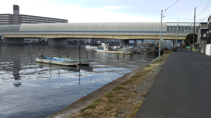 京葉道路と漁船
