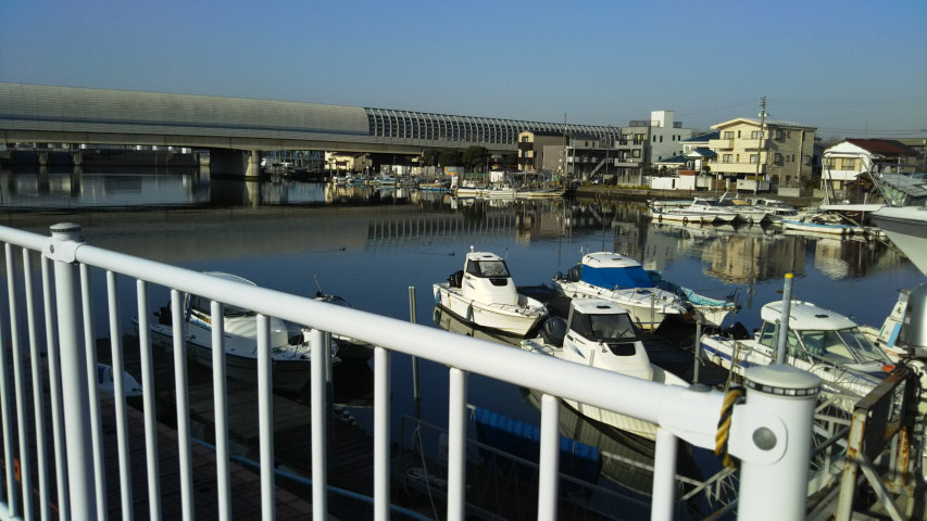 橋のそばの漁船
