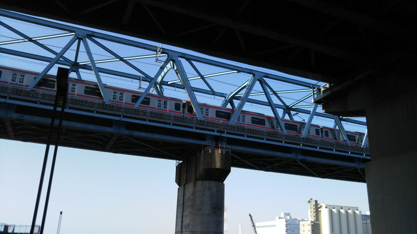京葉線の高架と電車